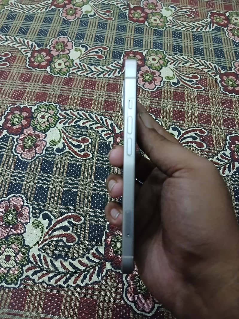 Apple iPhone 13 2