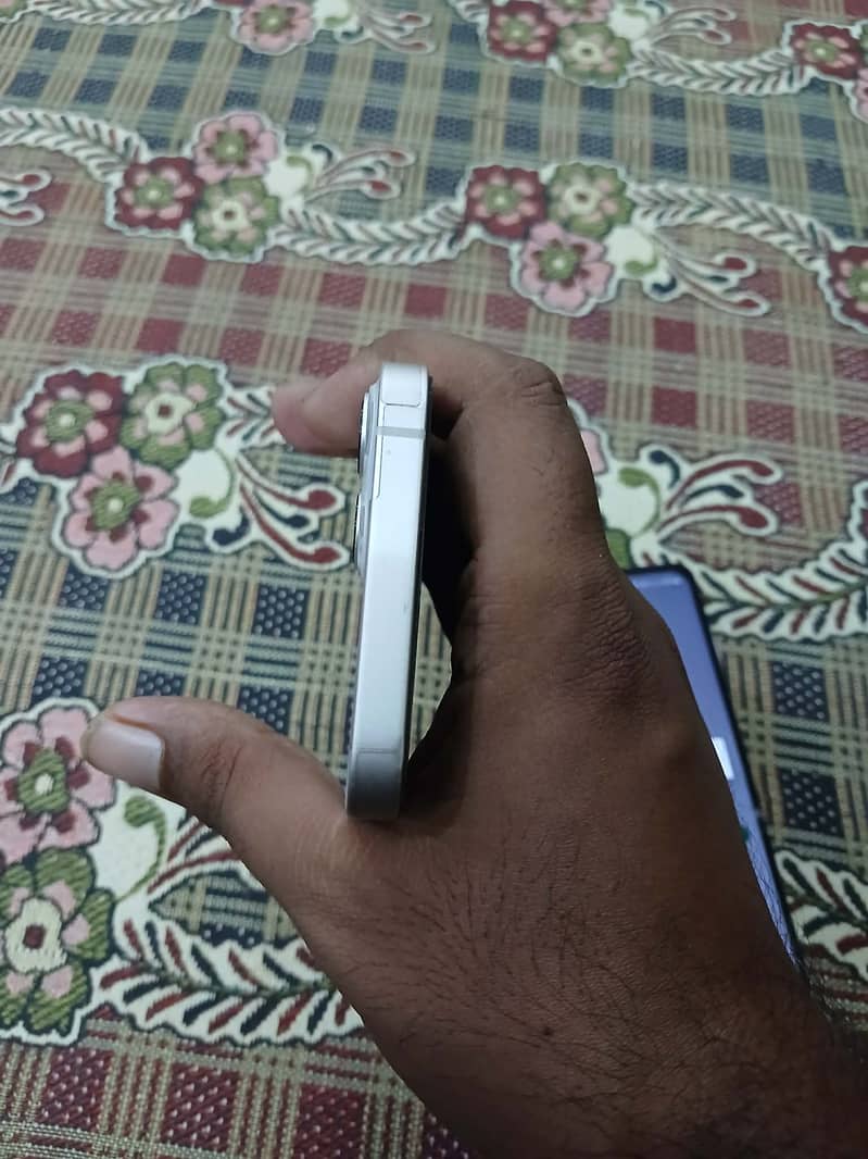Apple iPhone 13 4