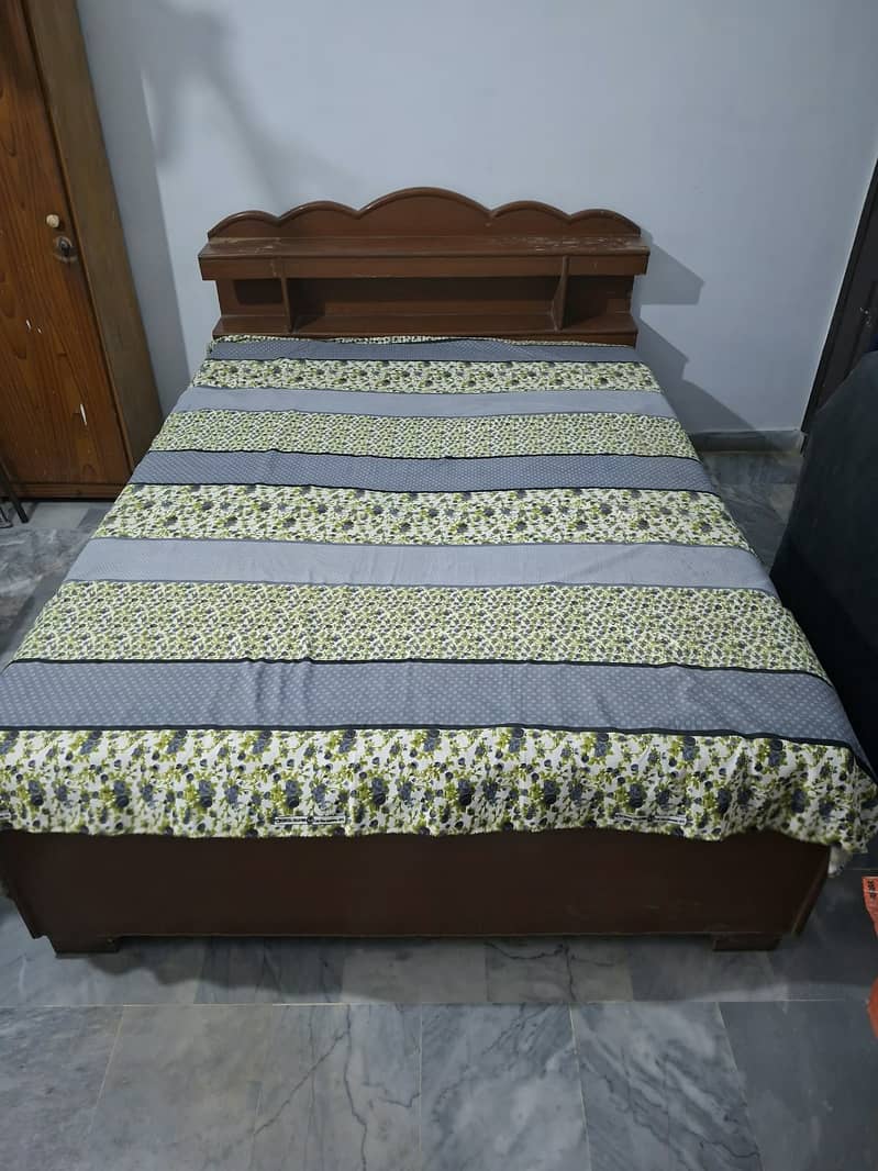 Bed with mattress 0