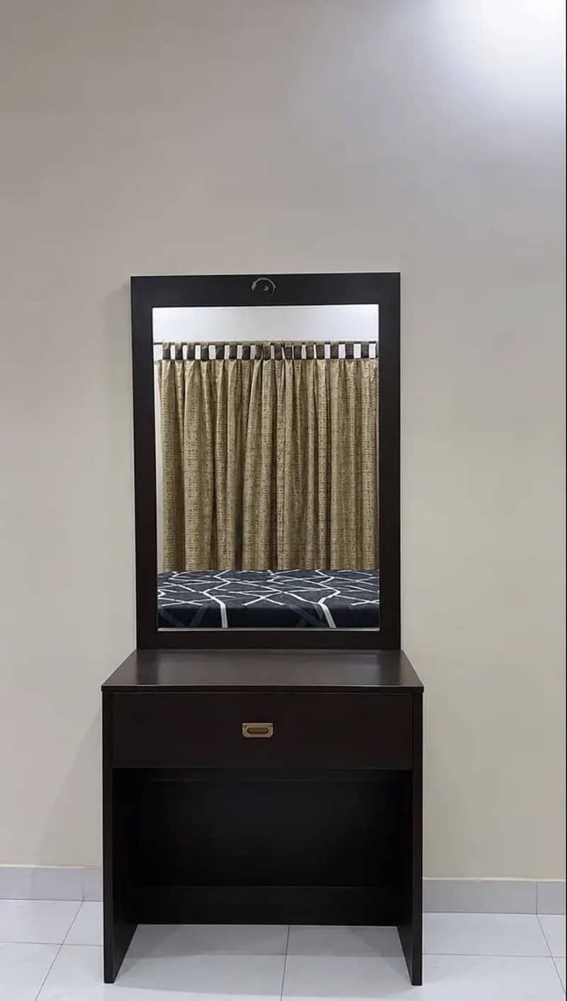 minimalistic vanity table 0