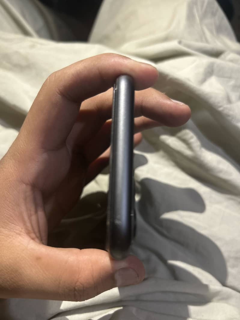 Apple iPhone 11 3