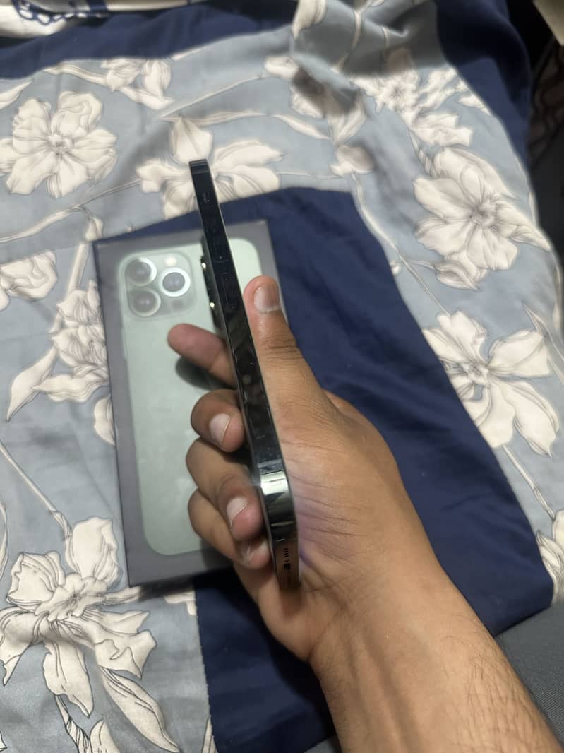 Apple iPhone 13 Pro Max 4