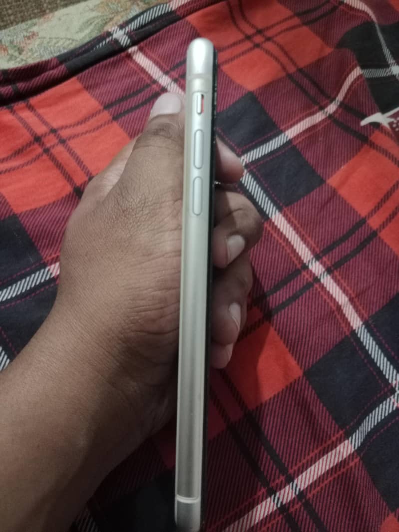Apple iPhone 11 3