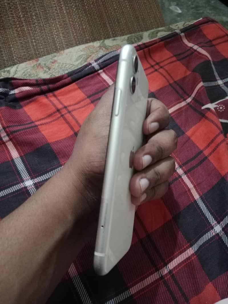 Apple iPhone 11 4
