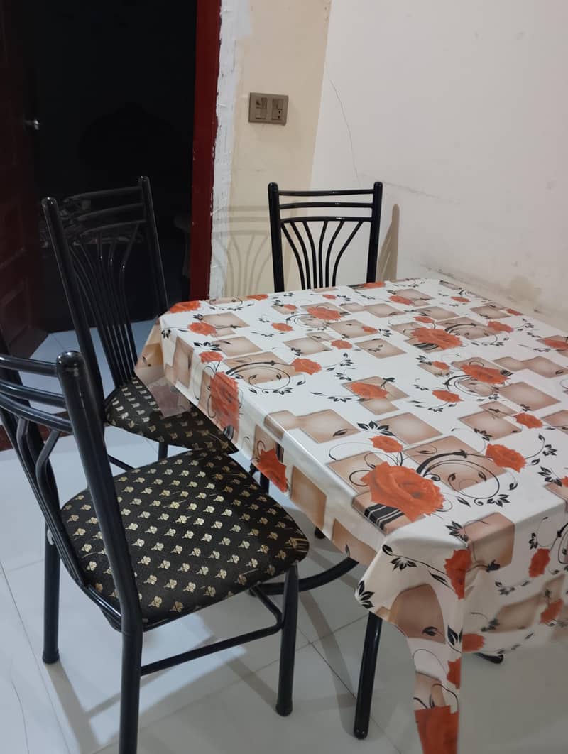 4 seaters dinning table 0