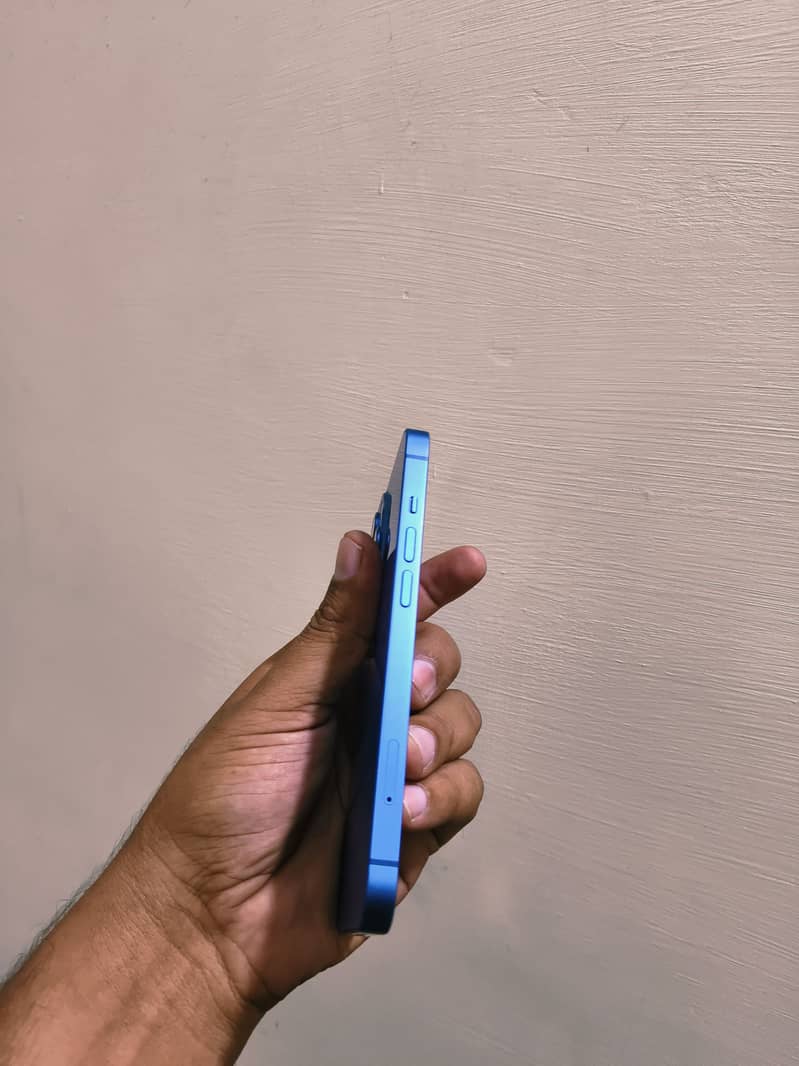 Apple iPhone 13 5