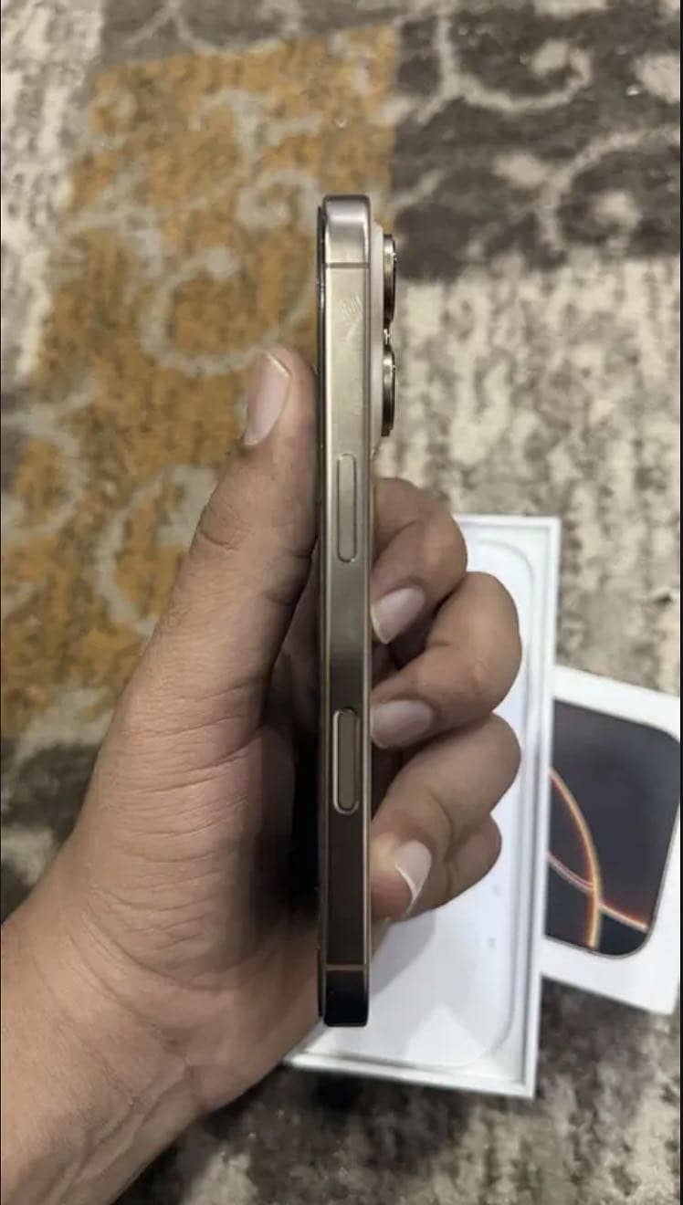 Apple iPhone 16 Pro Max 1