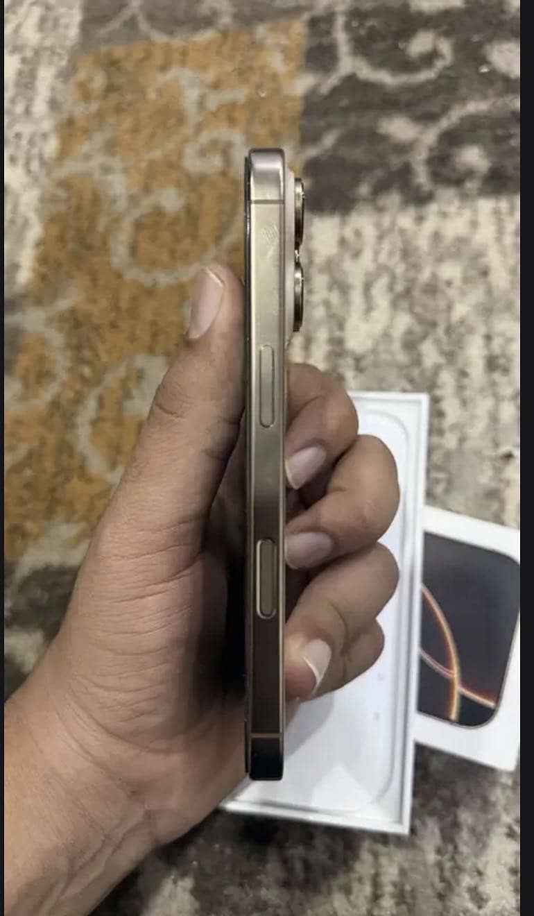 Apple iPhone 16 Pro Max 2