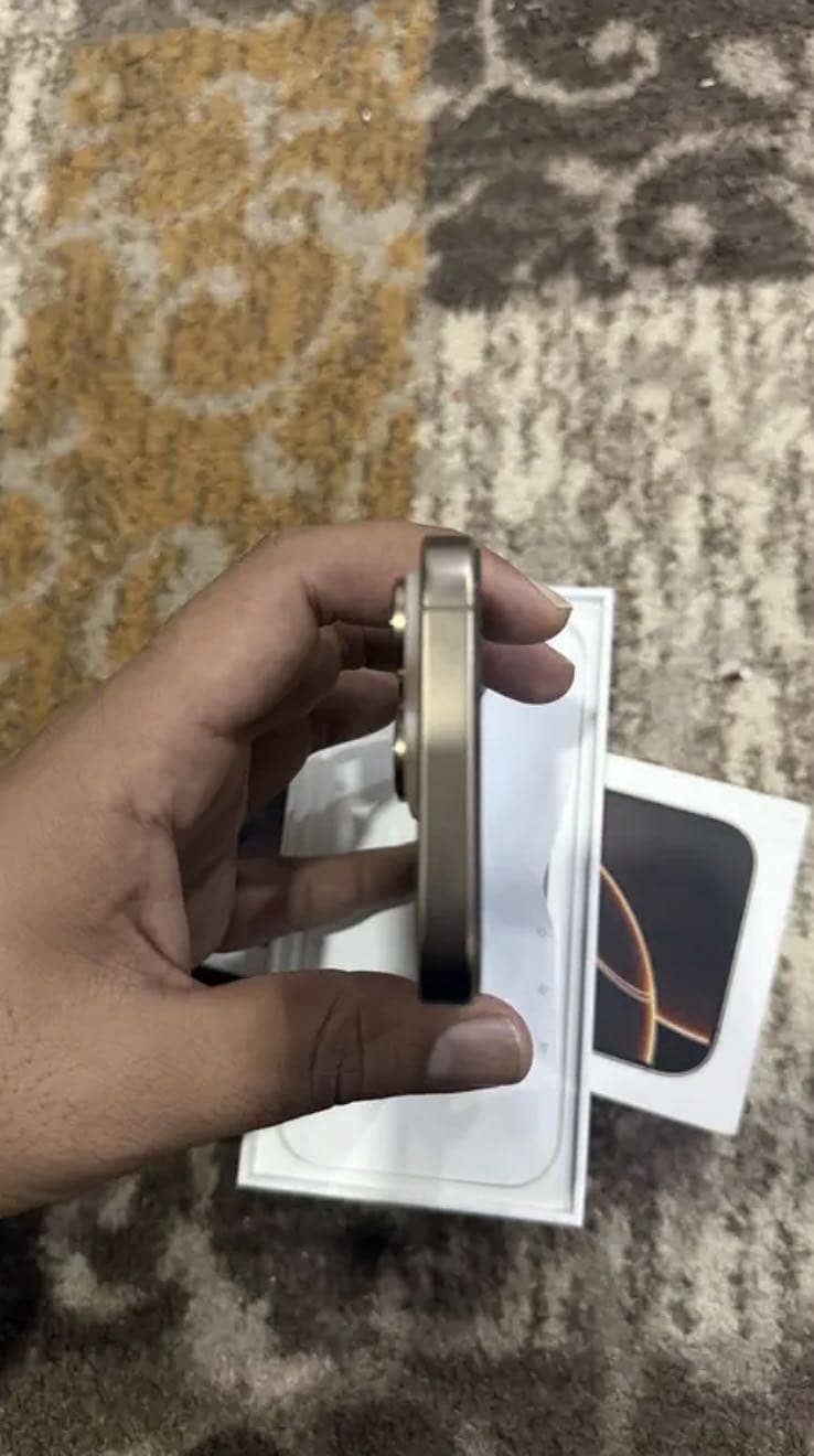 Apple iPhone 16 Pro Max 4