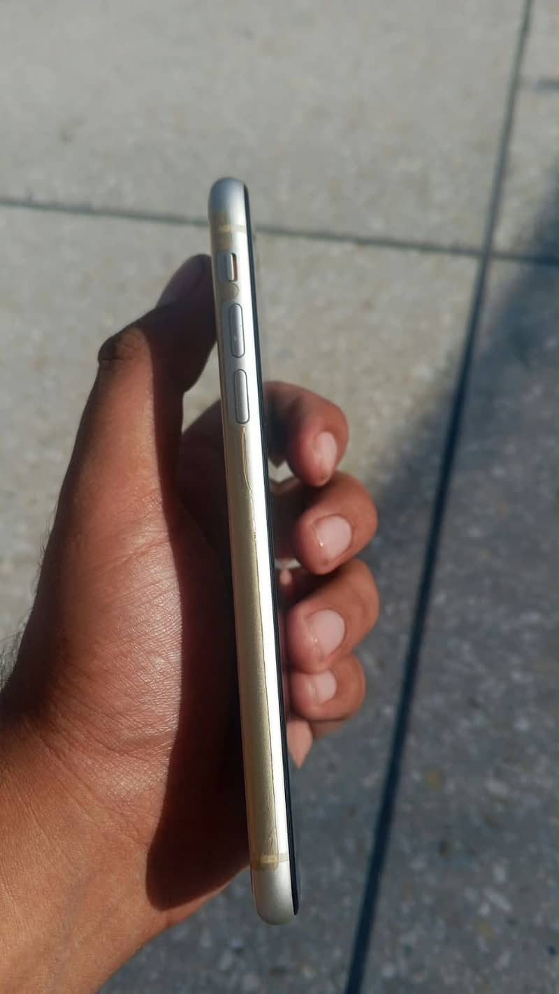 Apple iPhone 11 4