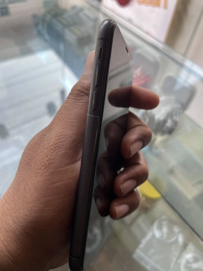 Apple iPhone 11 4