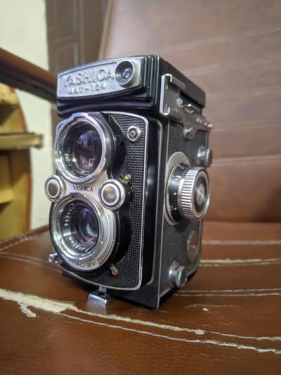 yashica mat 124 The Twin-Lens Legend camera