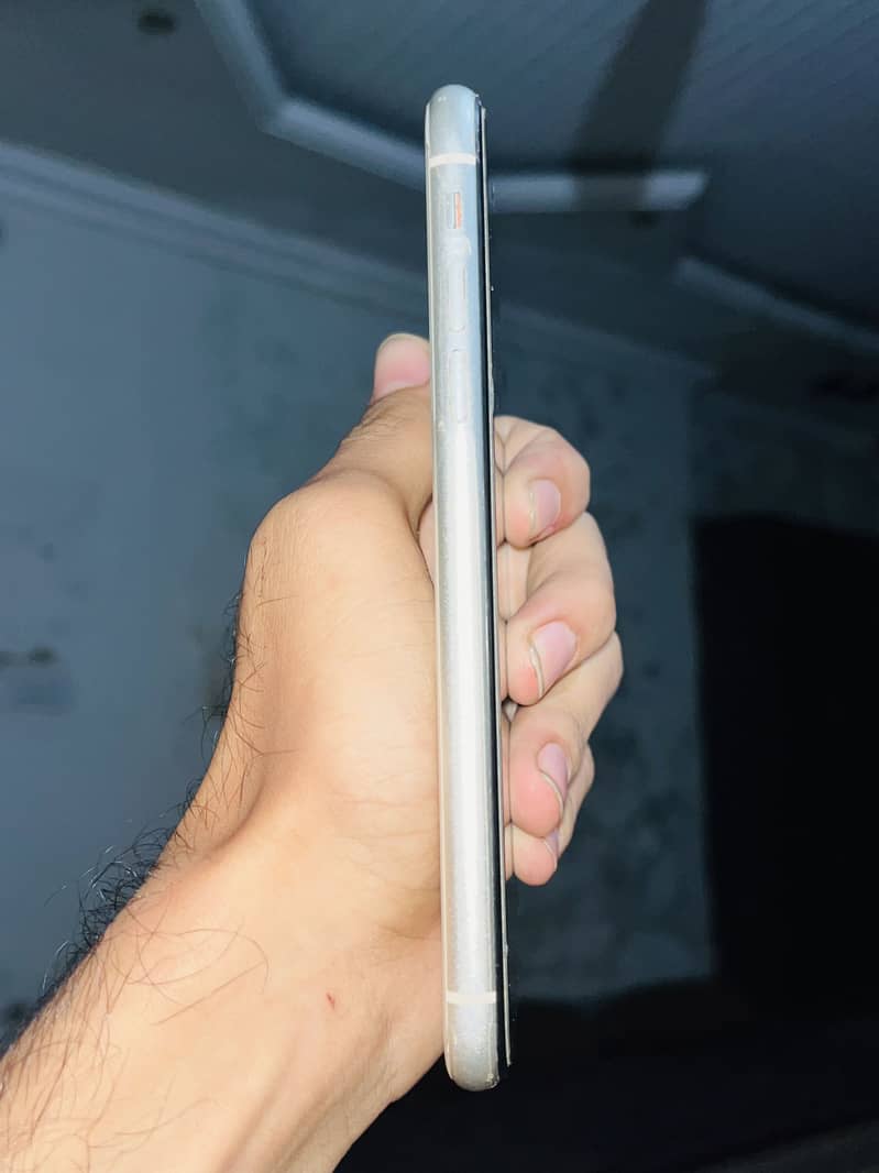Apple iPhone 11 4
