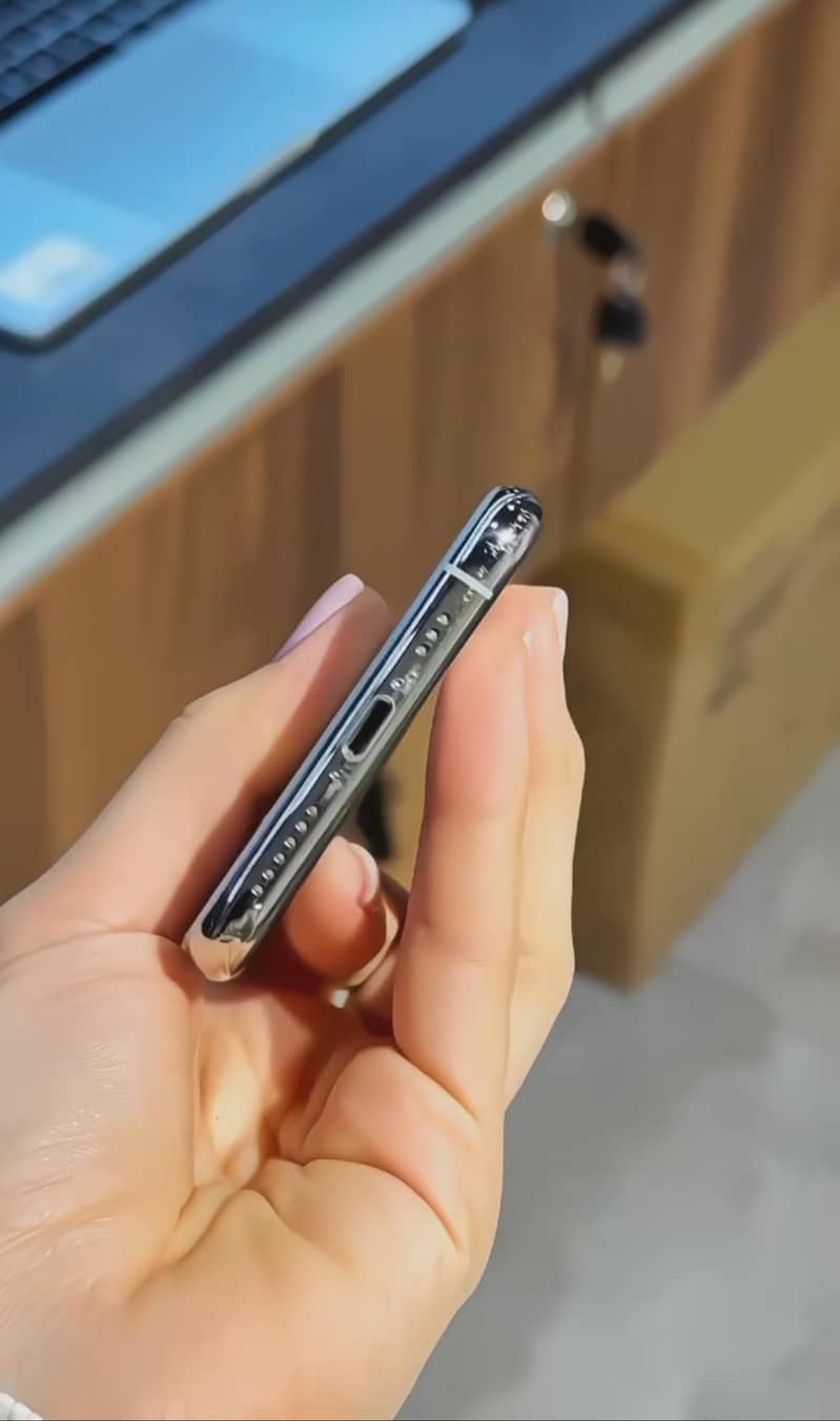 Apple iPhone 11 4