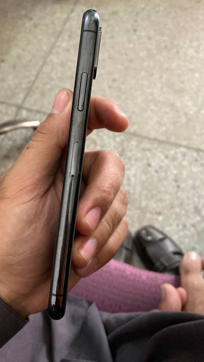 Apple iPhone XS 5