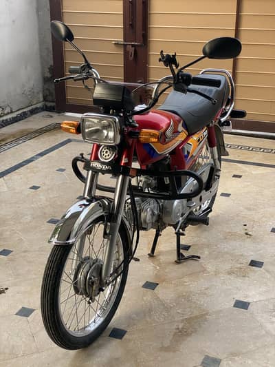 Honda CD70 2025