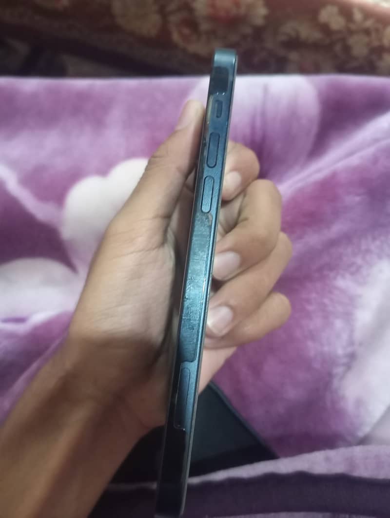 Apple iPhone 12 4