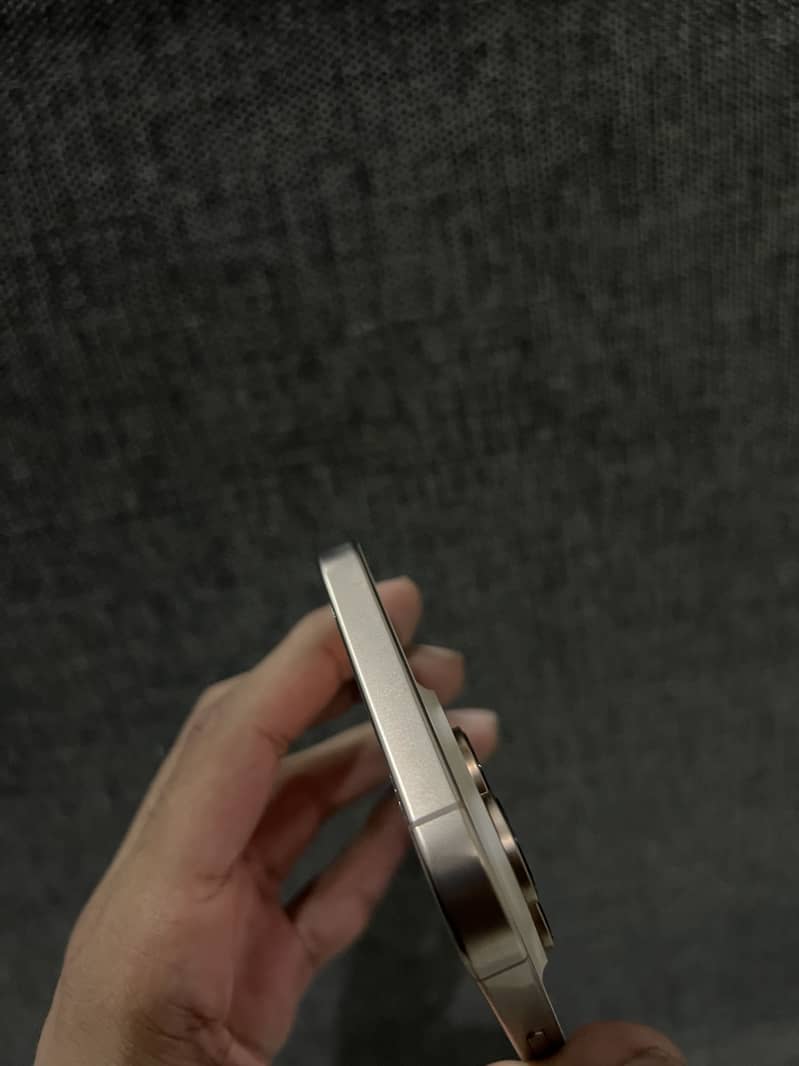 Apple iPhone 16 Pro Max 2