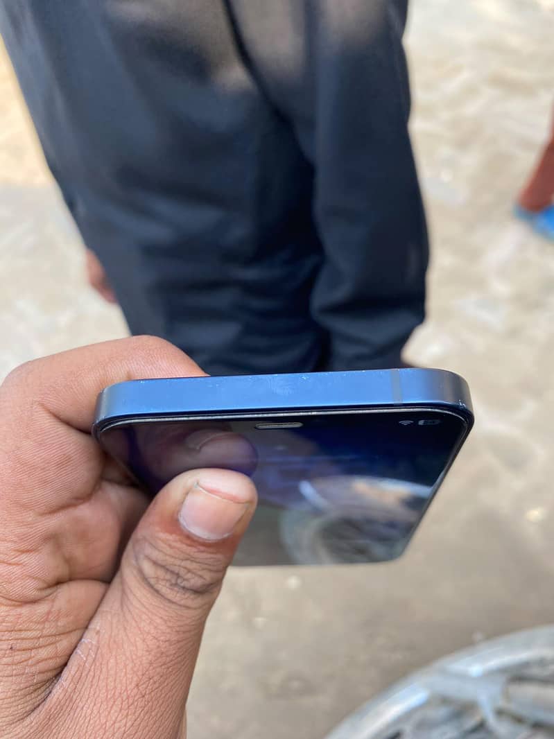 Apple iPhone 12 4