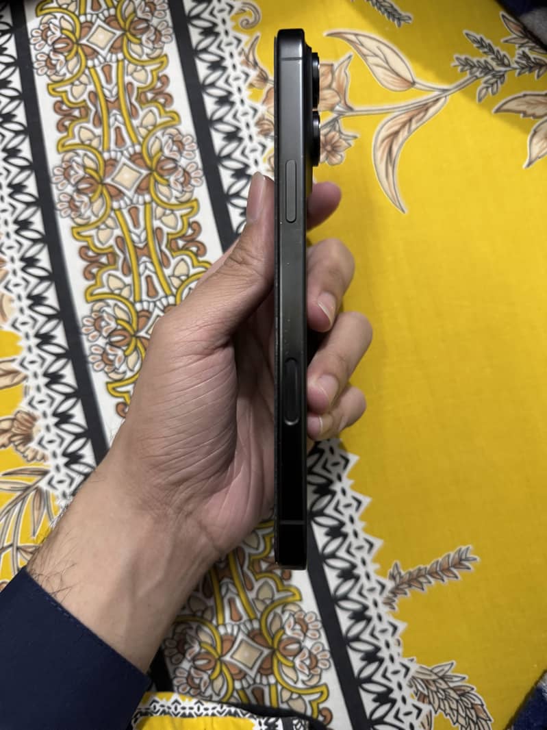Apple iPhone 16 Pro Max 2