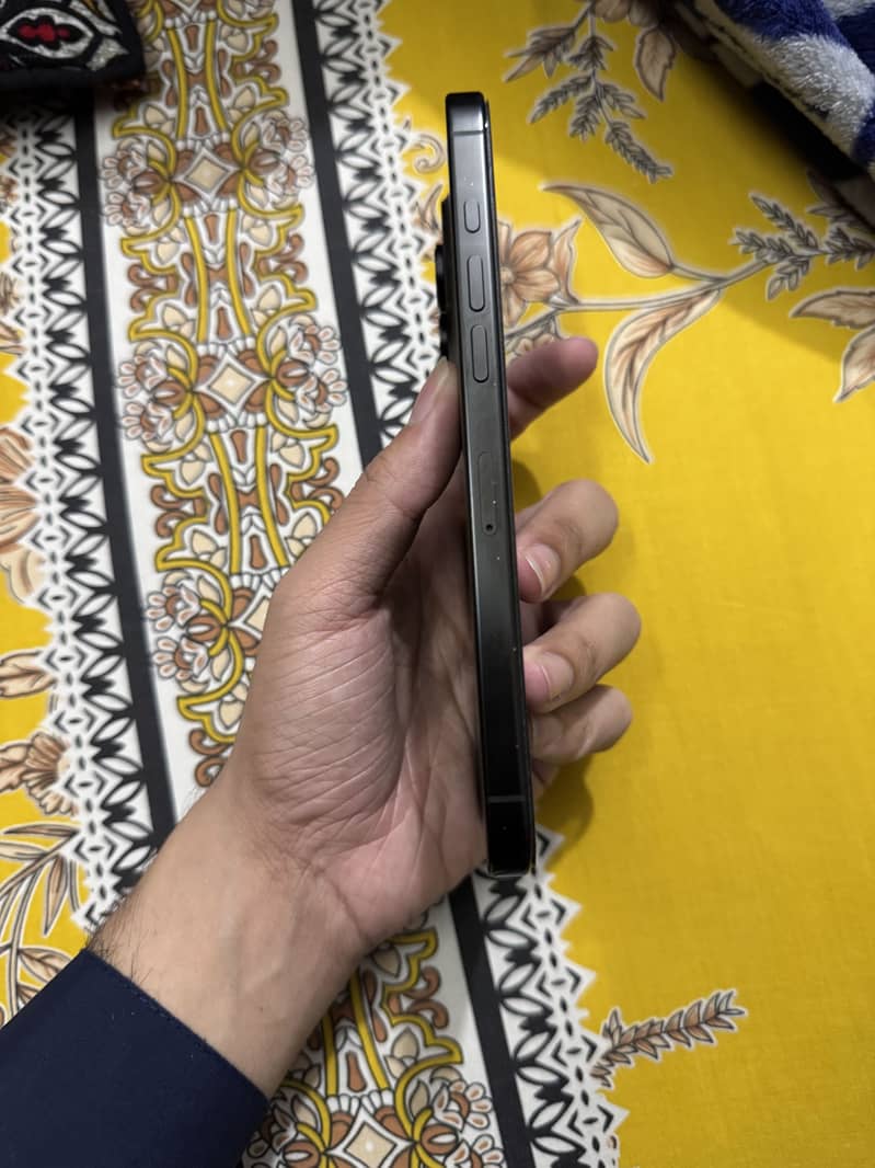 Apple iPhone 16 Pro Max 4