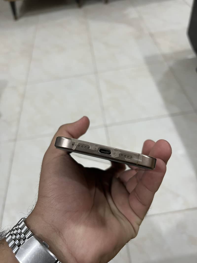 Apple iPhone 16 Pro Max 4