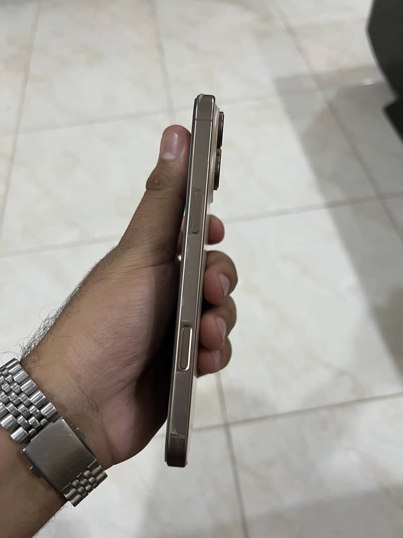 Apple iPhone 16 Pro Max 5