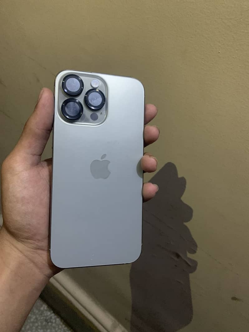 Apple iPhone 15 Pro Max 4