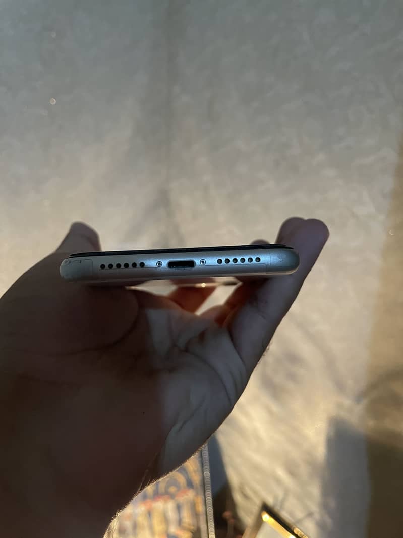 Apple iPhone 11 4