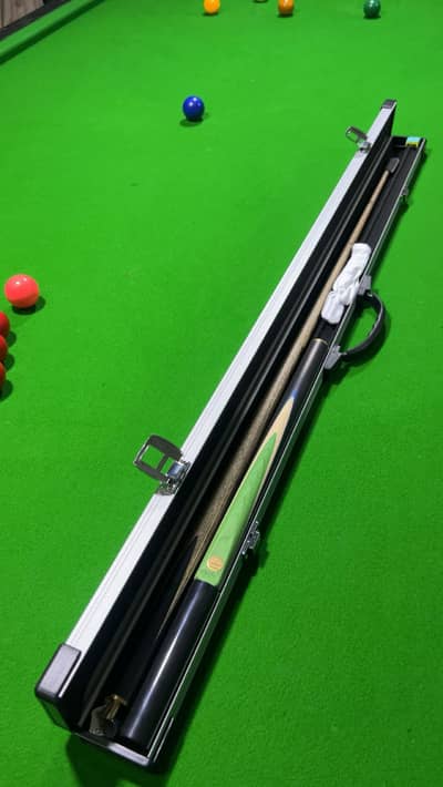Sniper ultimate 3 piece cue 1 week use new condition straight aroow