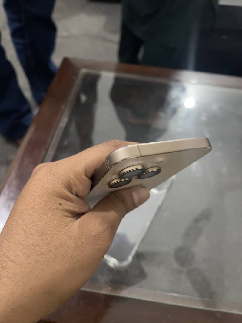 Apple iPhone 16 Pro Max 2