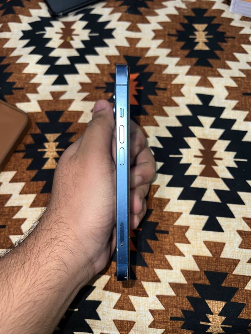 Apple iPhone 13 4