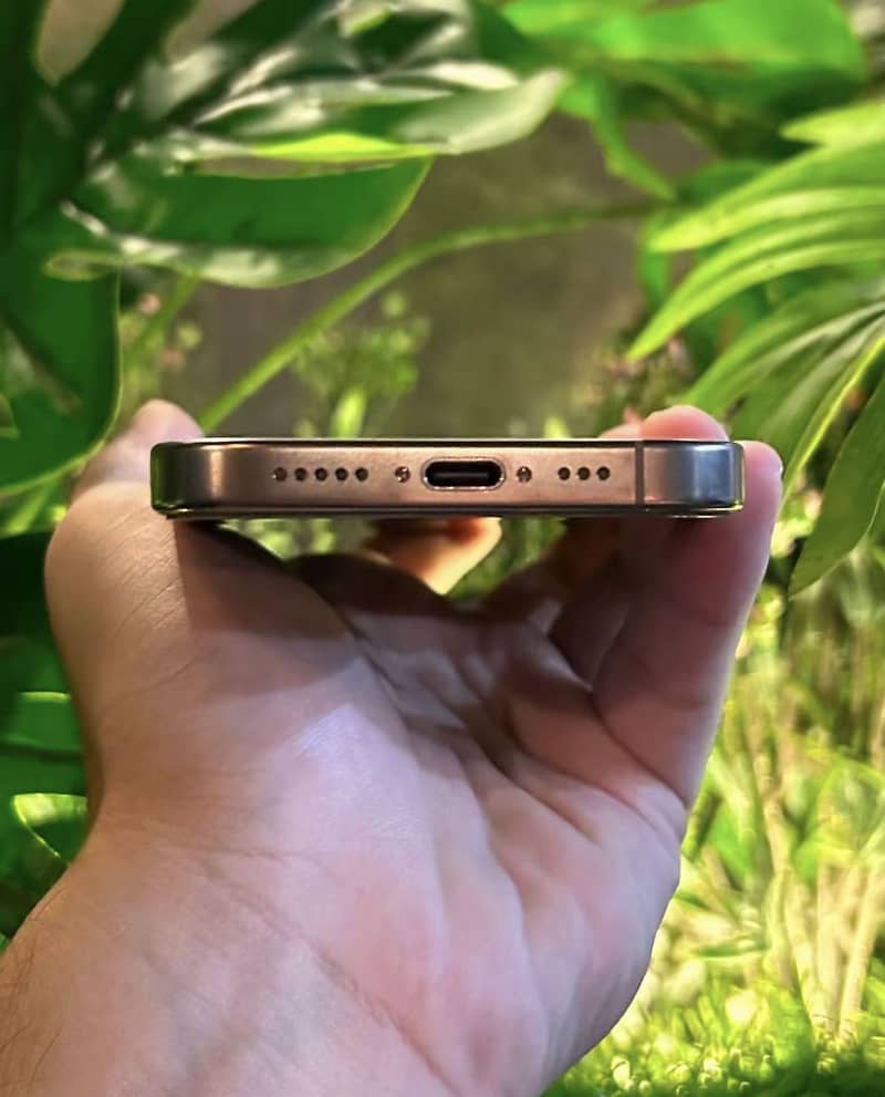 Apple iPhone 16 Pro 2