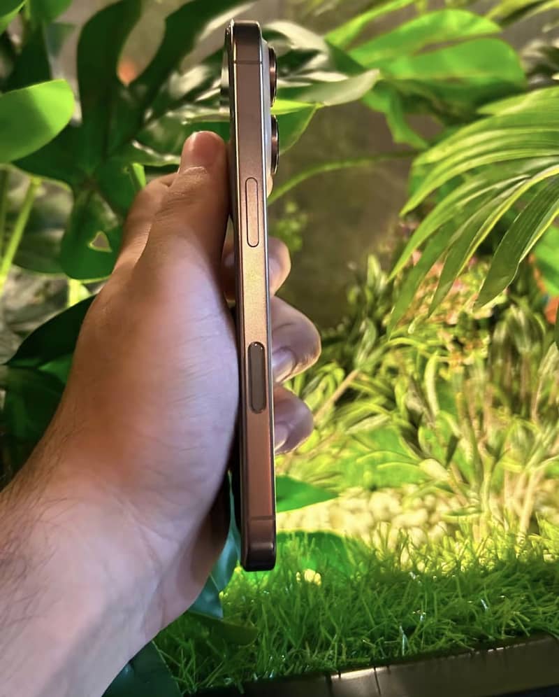 Apple iPhone 16 Pro 3