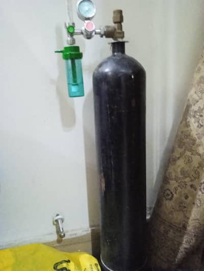 oxygen cylinder with oxygen regulator