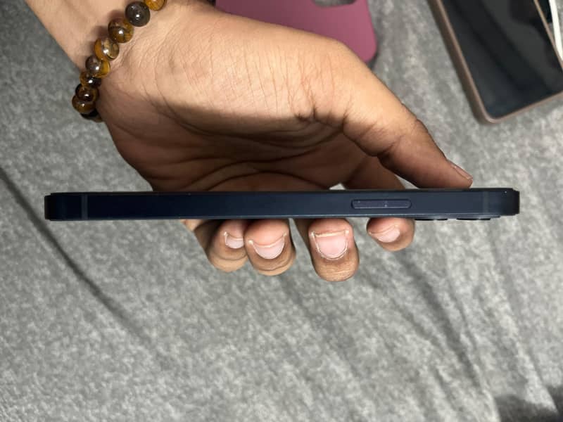 Apple iPhone 12 1