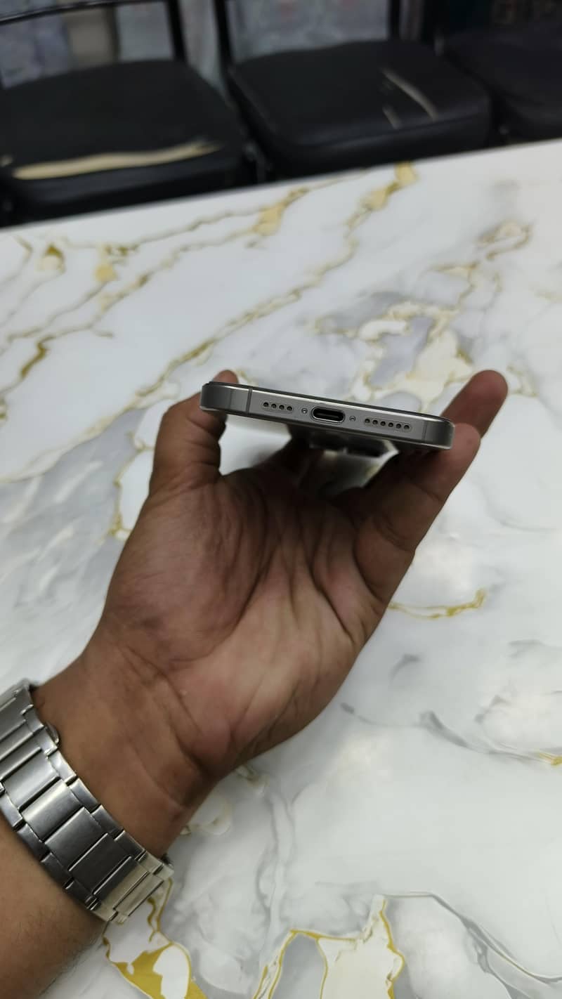 Apple iPhone 15 Pro Max 4