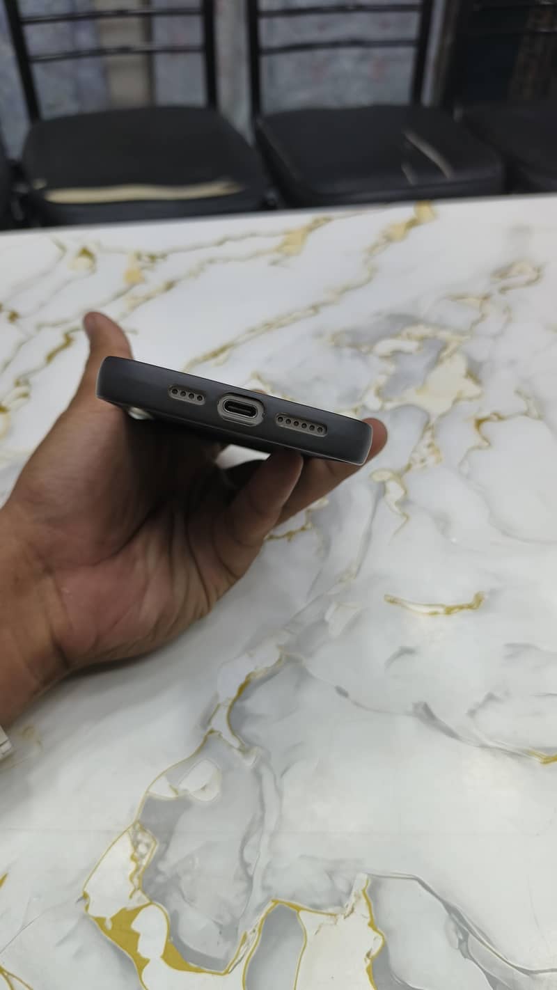 Apple iPhone 15 Pro Max 13
