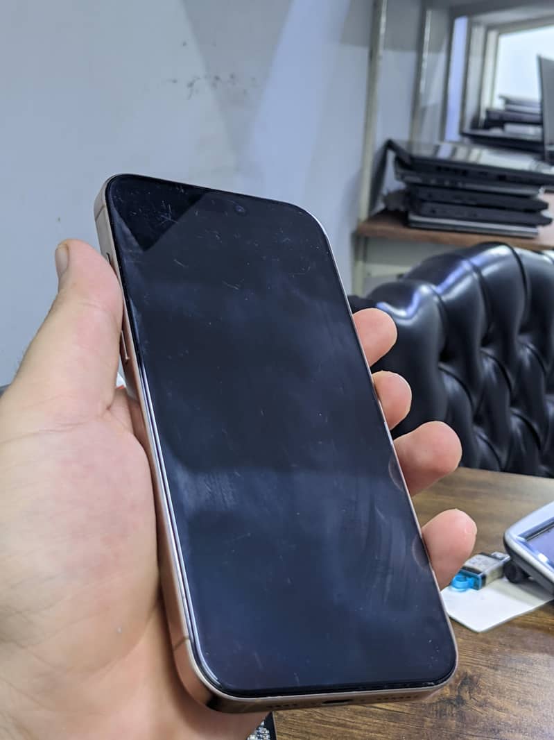 Apple iPhone 16 Pro Max 3