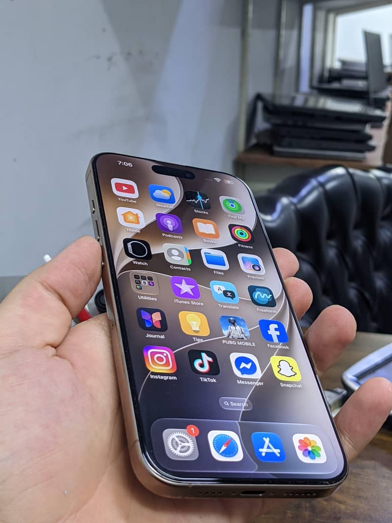 Apple iPhone 16 Pro Max 4