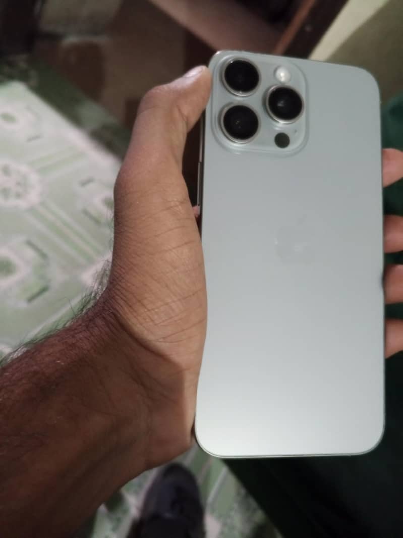 Apple iPhone 15 Pro Max 3