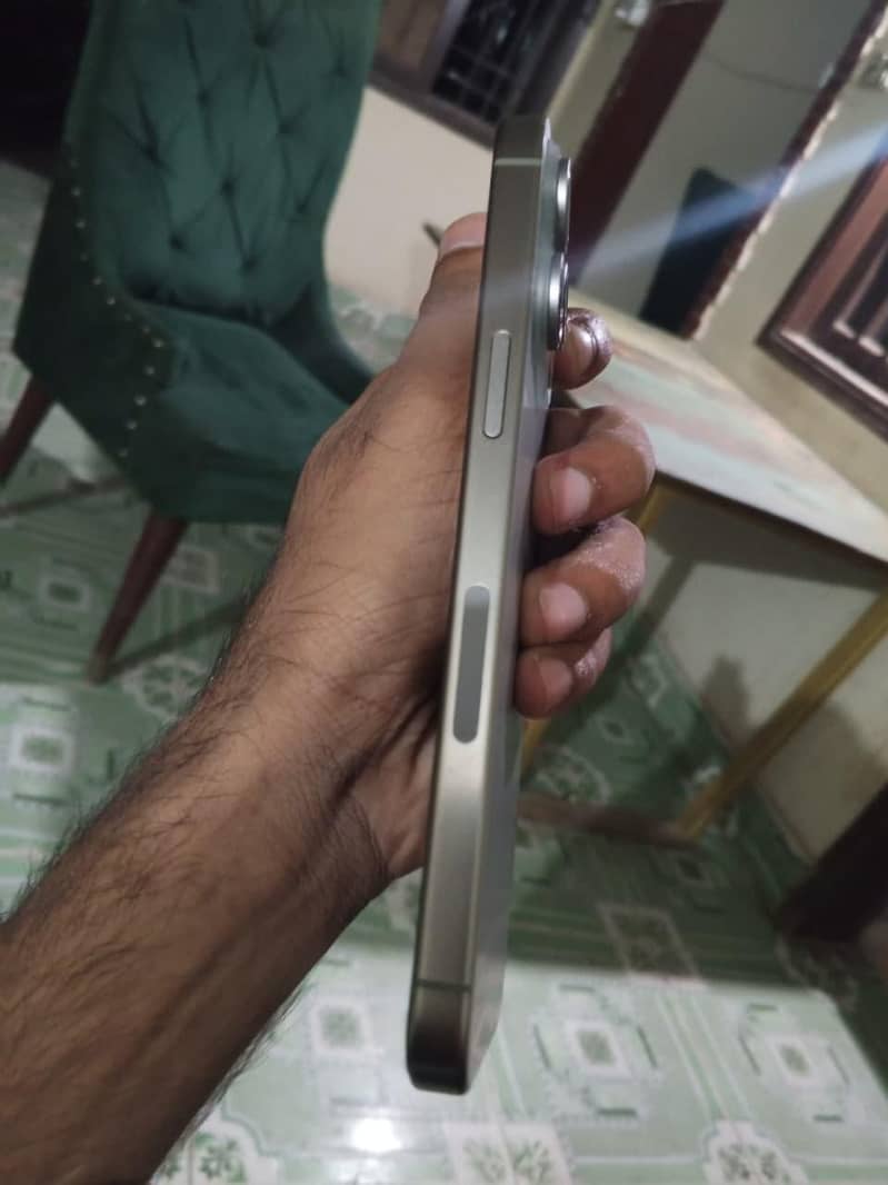 Apple iPhone 15 Pro Max 4
