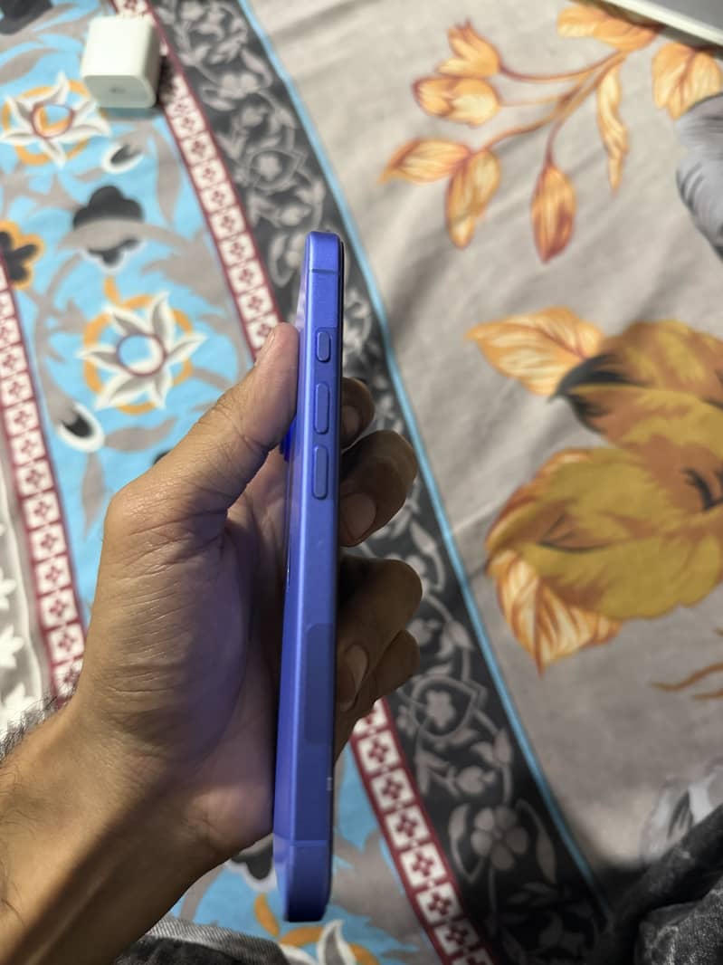 Apple iPhone 16 4