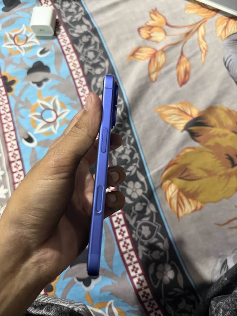 Apple iPhone 16 5