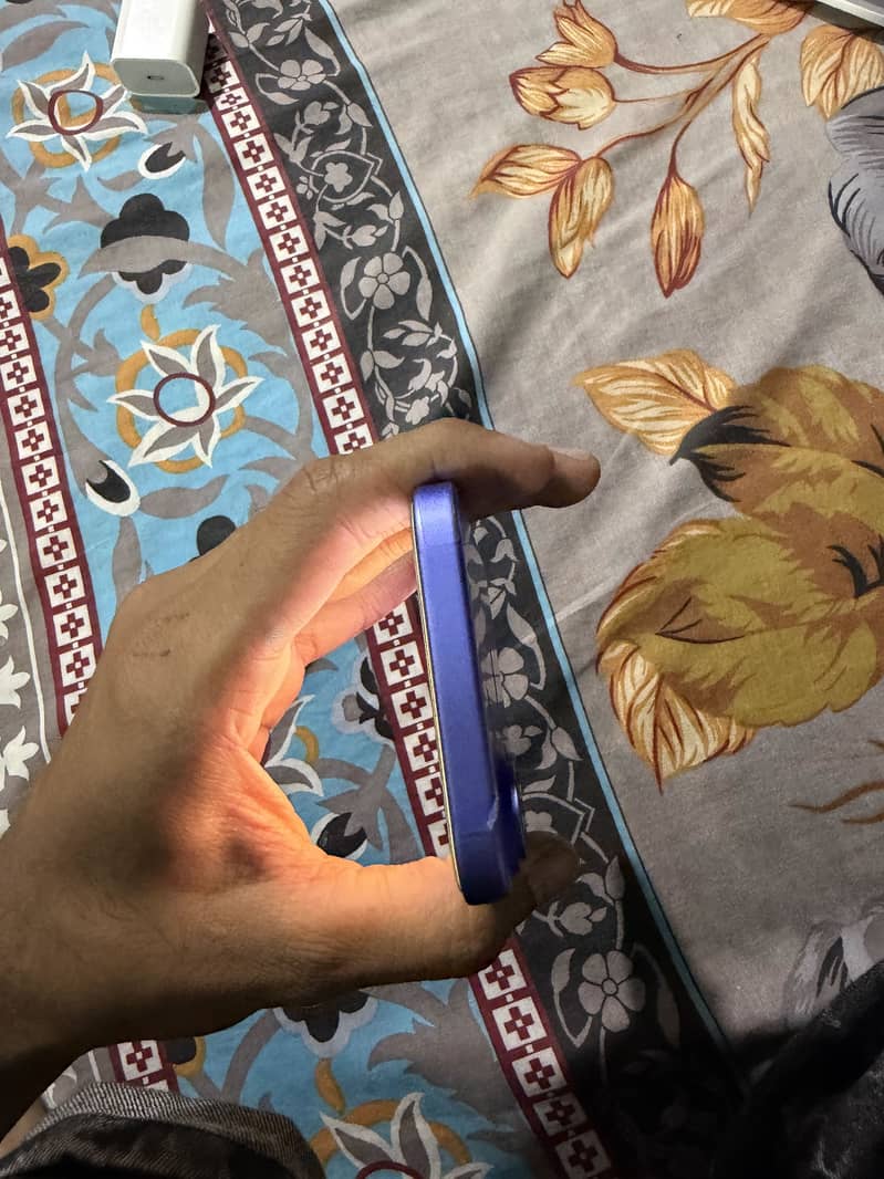 Apple iPhone 16 6
