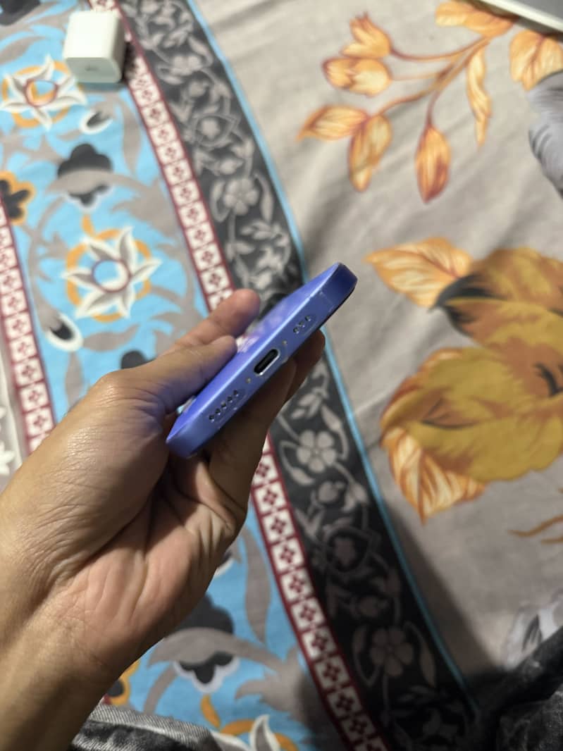 Apple iPhone 16 7