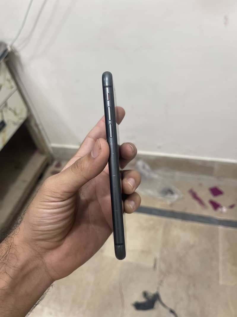 Apple iPhone 11 4
