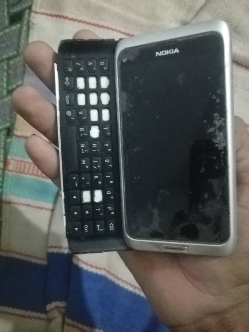 Nokia E7 1