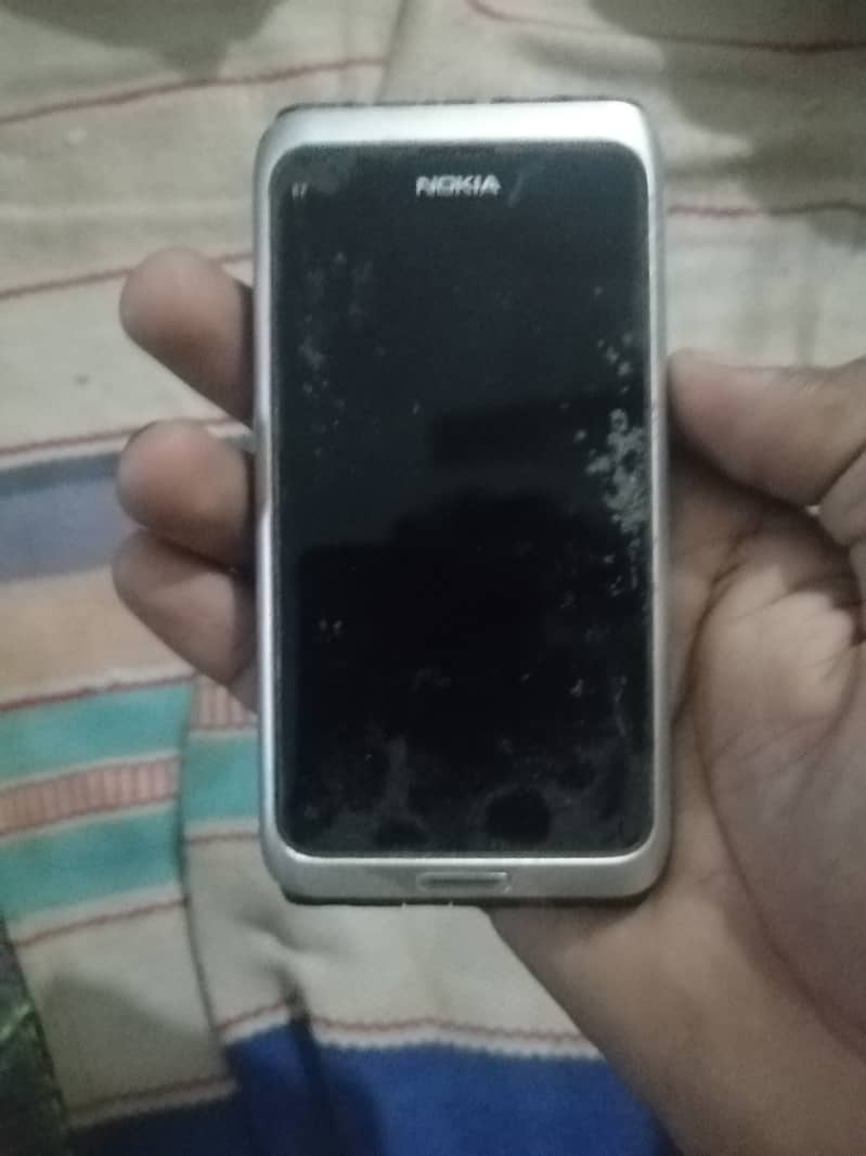 Nokia E7 8