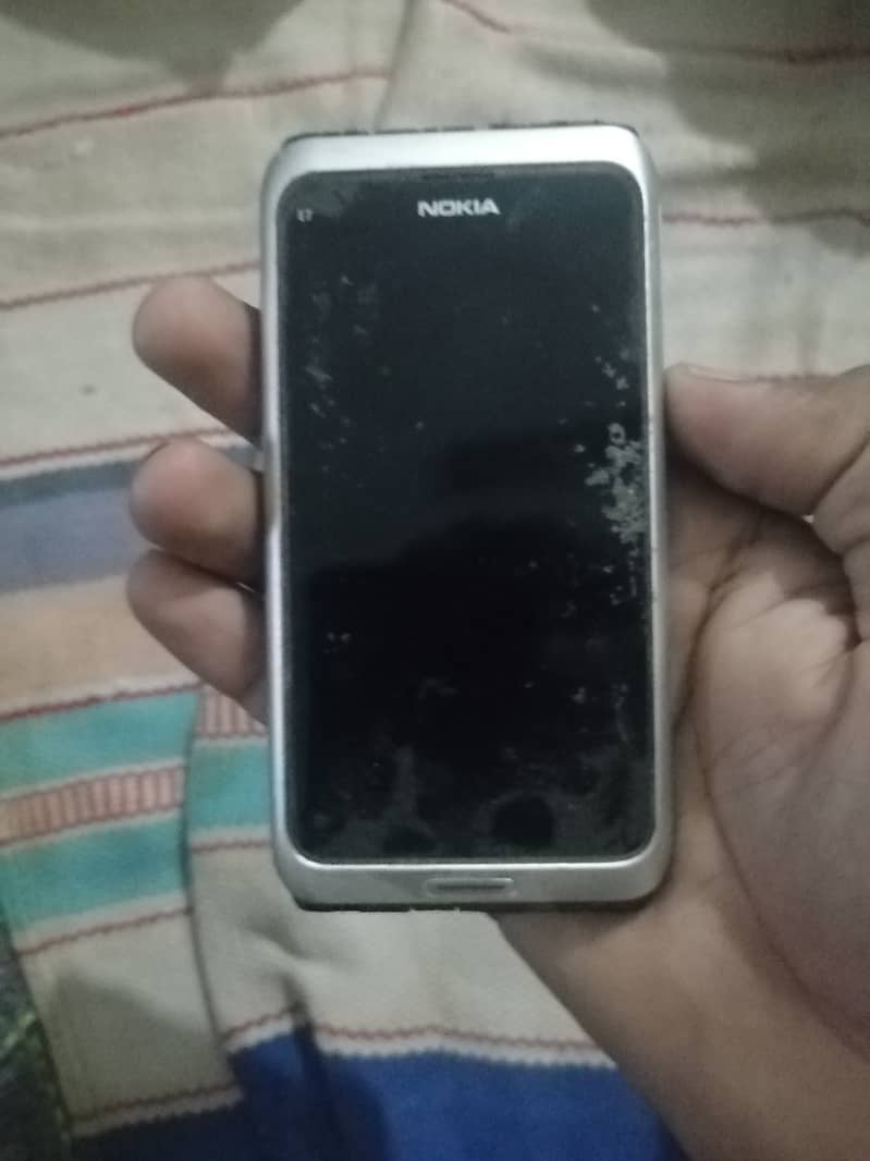 Nokia E7 9